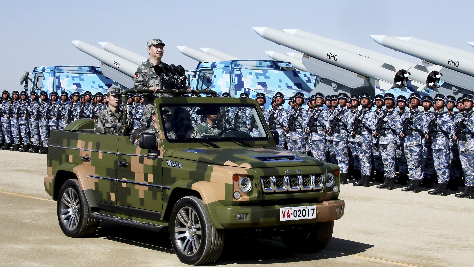In this photo released by Xinhua News Agency, Chinese President Xi Jinping stands on a military jeep as he inspects troops of the People's Liberation Army during a military parade to commemorate the 90th anniversary of the founding of the PLA at Zhurihe training base in north China's Inner Mongolia Autonomous Region, Sunday, July 30, 2017 - Sputnik Moldova, 1920, 26.06.2022