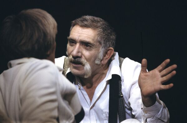 Сцена из спектакля Т. Уильямса Кошка на раскаленной крыше Сцена из спектакля Т. Уильямса Кошка на раскаленной крыше - Sputnik Молдова