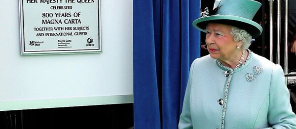Britain's Queen Elizabeth II unveils a plaque at Runnymede, England, during a commemoration ceremony Monday June 15, 2015, to celebrate the 800th anniversary of Magna Carta. - Sputnik Moldova-România