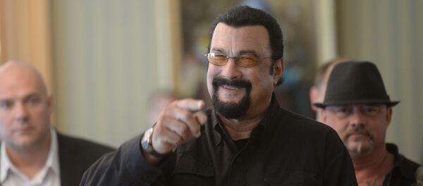 Стивен Сигал на пресс-конференции чемпиона мира по версии WBA, IBF и WBO российского боксера Сергея Ковалева в Москве - Sputnik Молдова