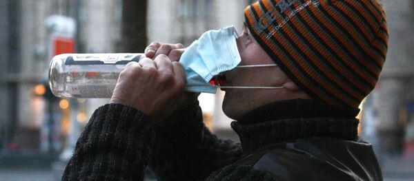 Mann trinkt Wodka auf der Straße - Sputnik Moldova