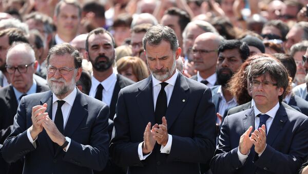 El presidente del Gobierno, Mariano Rajoy, el rey de España, Felipe VI y presidente del Gobierno catalán, Carles Puigdemont - Sputnik Moldova-România