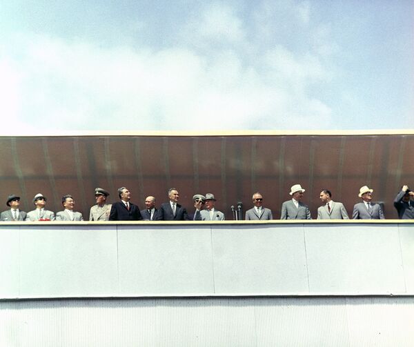 Руководители Коммунистической партии, Советского правительства и гости на авиационном празднике, посвященном 50-летию Великого Октября Руководители Коммунистической партии, Советского правительства и гости на авиационном празднике, посвященном 50-летию Великого Октября - Sputnik Молдова