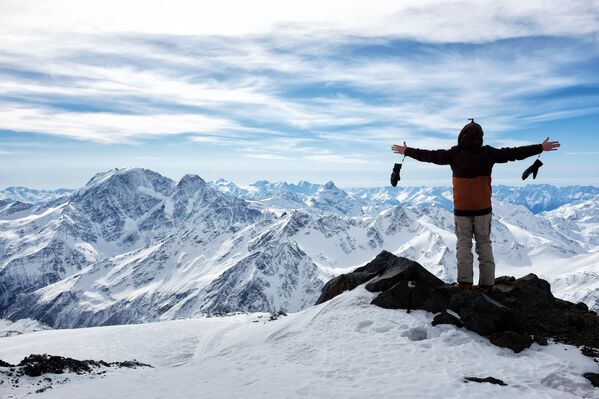 Турист на высоте 4400 метров в горах Эльбруса в Кабардино-Балкарии - Sputnik Молдова