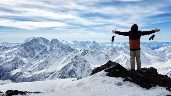 Турист на высоте 4400 метров в горах Эльбруса в Кабардино-Балкарии - Sputnik Молдова