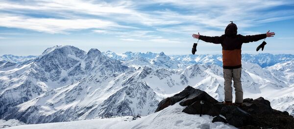 Турист на высоте 4400 метров в горах Эльбруса в Кабардино-Балкарии - Sputnik Молдова