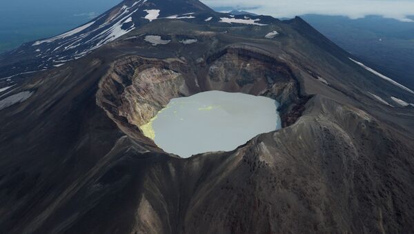 Кратерное озеро вулкана Малый Семячек на Камчатке - Sputnik Молдова