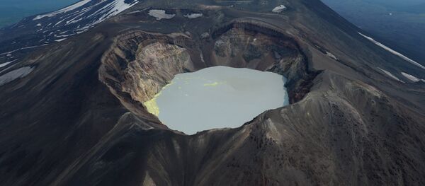 Кратерное озеро вулкана Малый Семячек на Камчатке. - Sputnik Молдова