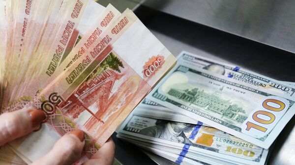 US dollars and rubles inside a currency exchange office of a Sberbank - Sputnik Moldova-România