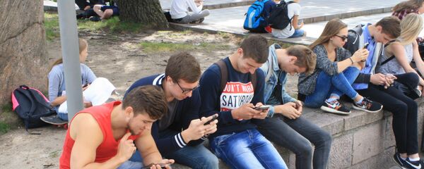 Студенты на каникулах в поисках покемонов - Sputnik Молдова