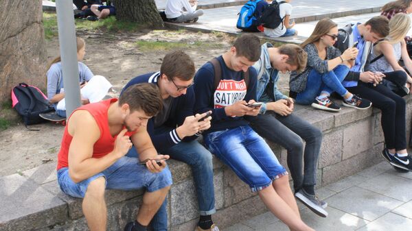 Студенты на каникулах в поисках покемонов - Sputnik Молдова