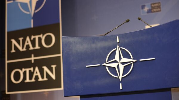 Трибуна в зале для пресс-конференций штаб-квартиры НАТО - Sputnik Moldova