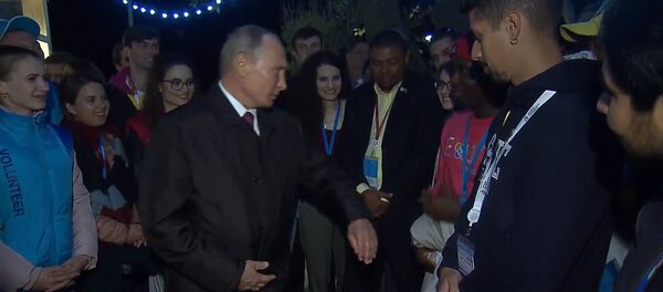 Путин разрешил ущипнуть его на встрече со студентами в Сочи - Sputnik Молдова