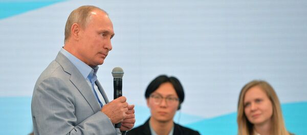 Vladimir Putin în discuție cu tinerii la Festivalul Mondial al Tineretului și Studenților, Soci 2017 - Sputnik Moldova