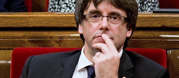 El presidente de Cataluña, Carles Puigdemont, en el Parlamento Catalán - Sputnik Moldova-România