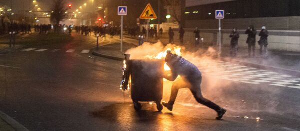 На улице Бобиньи, пригорода Парижа, после акции протеста против полицейского насилия На улице Бобиньи, пригорода Парижа, после акции протеста против полицейского насилия - Sputnik Moldova-România