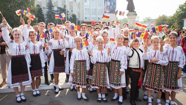 Молдова, Оргеев, люди, дети, народ, флаги - Sputnik Молдова