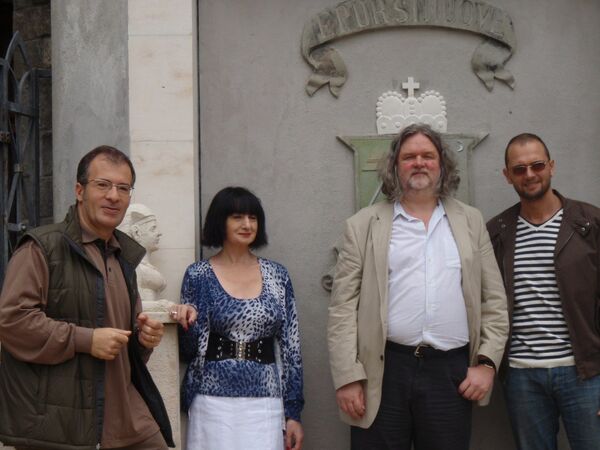 Dragoș Dumitriu și Oreste, gazde ale scriitorilor britanici Lynn Picknett și Clive Prince, de la care s-a inspirat Dan Brown Dragoș Dumitriu și Oreste, gazde ale scriitorilor britanici Lynn Picknett și Clive Prince, de la care s-a inspirat Dan Brown - Sputnik Moldova-România