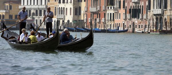 В Венеции автомобиль встречается редко. Здесь котируются водные средства передвижения. Поэтому гондола стала самым необычным водным такси в мире. И пусть прокатиться на гондоле удовольствие не из дешевых, почувствовать прелесть этого города можно, только воспользовавшись таким необычным видом транспорта  Источник: http://ka3an.net/taksi-zakazy-vali-samy-e-neoby-chny-e-taksi/ - Sputnik Молдова