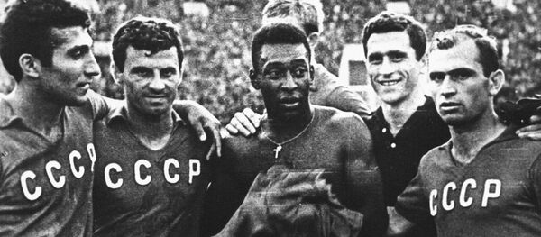 Знаменитый бразильский футболист Пеле (в центре), советские футболисты: нападающий Михаил Шалвович Месхи (1937-1991) (справа) и полузащитник Георгий Владимирович Сичинава (второй справа) - Sputnik Молдова