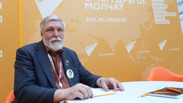 Художник и автор символа Всемирного фестиваля молодежи и студентов 1985 года Михаил Веременко - Sputnik Молдова