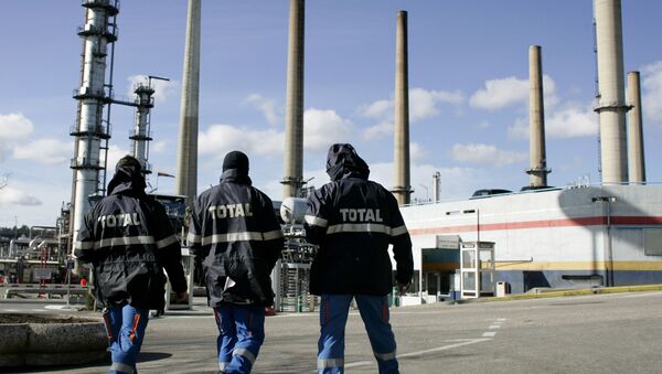 Total SA workers walk away after renewing the strike at the Feyzin refinery, central France (File) - Sputnik Moldova-România