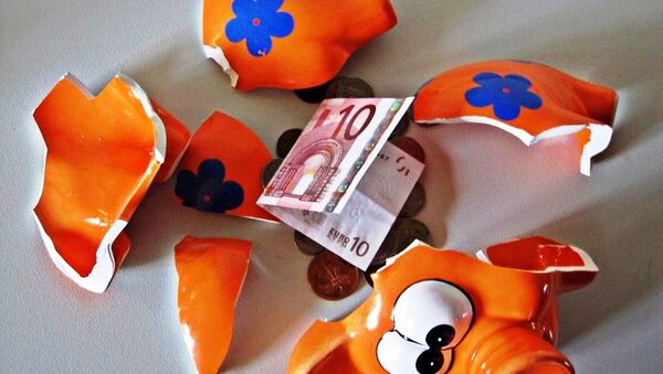 A piggy bank with a Euro note - Sputnik Moldova