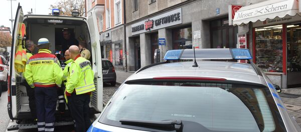 Полиция и сотрудники скорой помощи на месте нападения террориста на прохожих, около площади Розенхаймера в южном немецком городе Мюнхене, 21 октября 2017 года Полиция и сотрудники скорой помощи на месте нападения террориста на прохожих, около площади Розенхаймера в южном немецком городе Мюнхене, 21 октября 2017 года - Sputnik Молдова