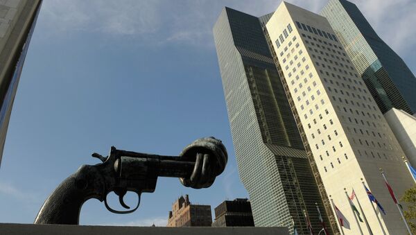 Пятиметровый бронзовый револьвер с завязанным в узел дулом у задния ООН в НЬю-Йорке - Sputnik Молдова