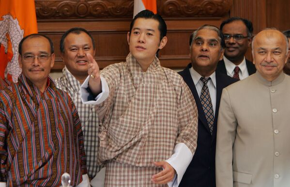 În anul 2006 regele Butanului i-a transmis coroana fiului său, Jigme Khesar Namgyel Wangchuck, care avea atunci 26 de ani, acesta devenind cel mai tânăr șef de stat din lume la acel moment - Sputnik Moldova