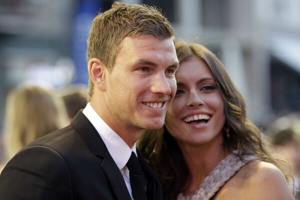 Боснийский футболист Эдин Джеко с моделью Amra Silajdzic (будущей женой) на кинофестивале в Сараево - Sputnik Молдова