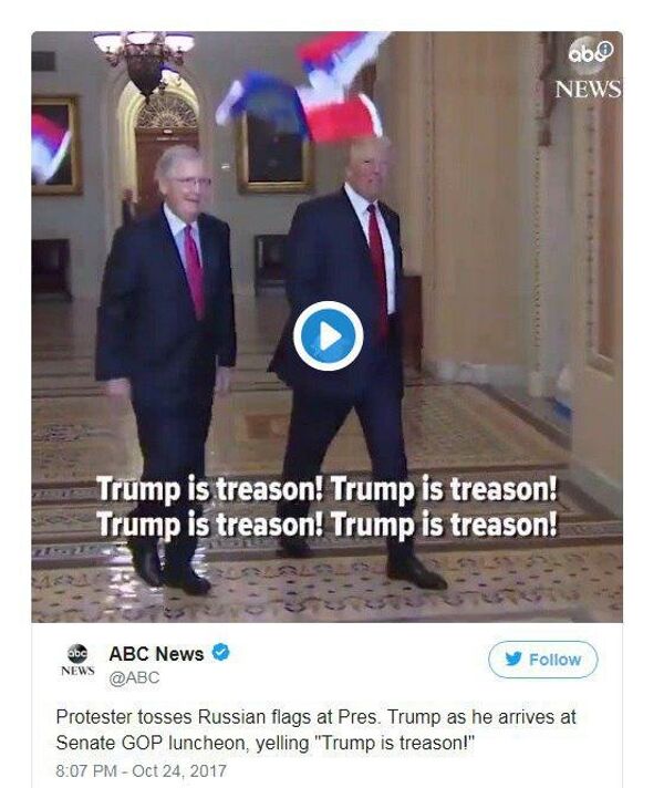 La ieșirea din Congres Donald Trump este bombardat cu mici steaguri ruse La ieșirea din Congres Donald Trump este bombardat cu mici steaguri ruse - Sputnik Moldova-România