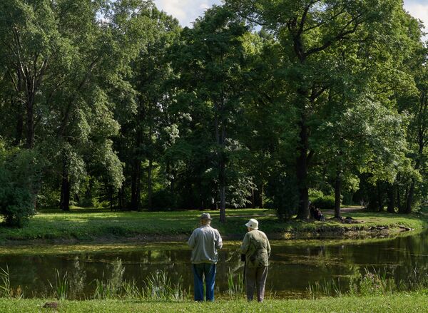 Пожилые люди у пруда в Александровском парке государственного музея-заповедника Царское село в Пушкине Пожилые люди у пруда в Александровском парке государственного музея-заповедника Царское село в Пушкине - Sputnik Молдова