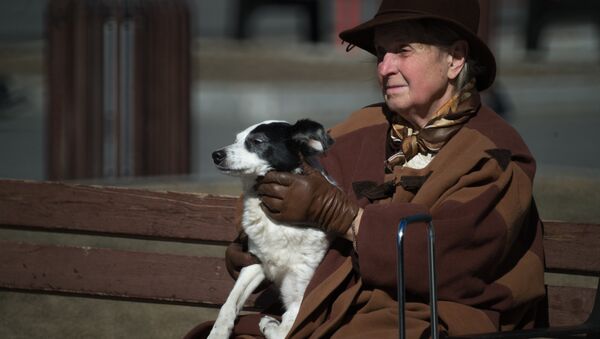 Бабушка на скамейке с собакой на руках - Sputnik Молдова