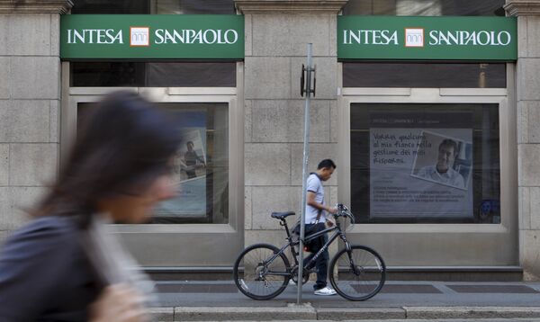 People walk past an Intesa Sanpaolo bank branch in Milan, Italy. (File) People walk past an Intesa Sanpaolo bank branch in Milan, Italy. (File) - Sputnik Moldova-România