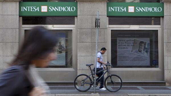 People walk past an Intesa Sanpaolo bank branch in Milan, Italy. (File) - Sputnik Moldova-România