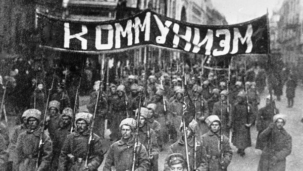 Колонна революционно настроенных солдат с лозунгом Коммунизм идет по Никольской улице в Москве. 1917 год - Sputnik Молдова