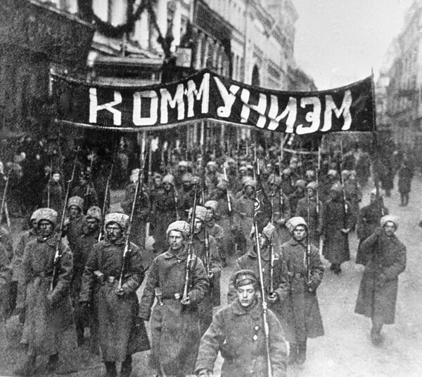 Колонна революционно настроенных солдат с лозунгом Коммунизм идет по Никольской улице в Москве. 1917 год - Sputnik Молдова