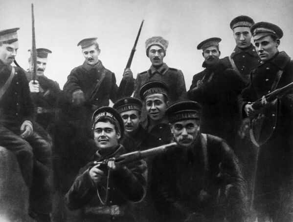 Матросы-балтийцы, участники штурма Зимнего дворца в Петрограде в октябре 1917 года - Sputnik Молдова