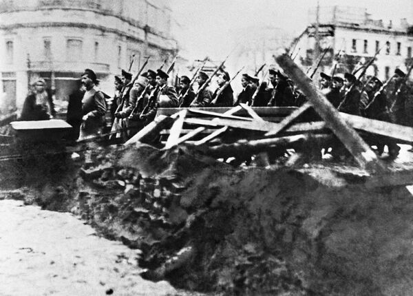 Вооруженные отряды юнкеров, настроенных резко антибольшевистски, на улицах Москвы. Октябрьская революция. 1917 год - Sputnik Молдова