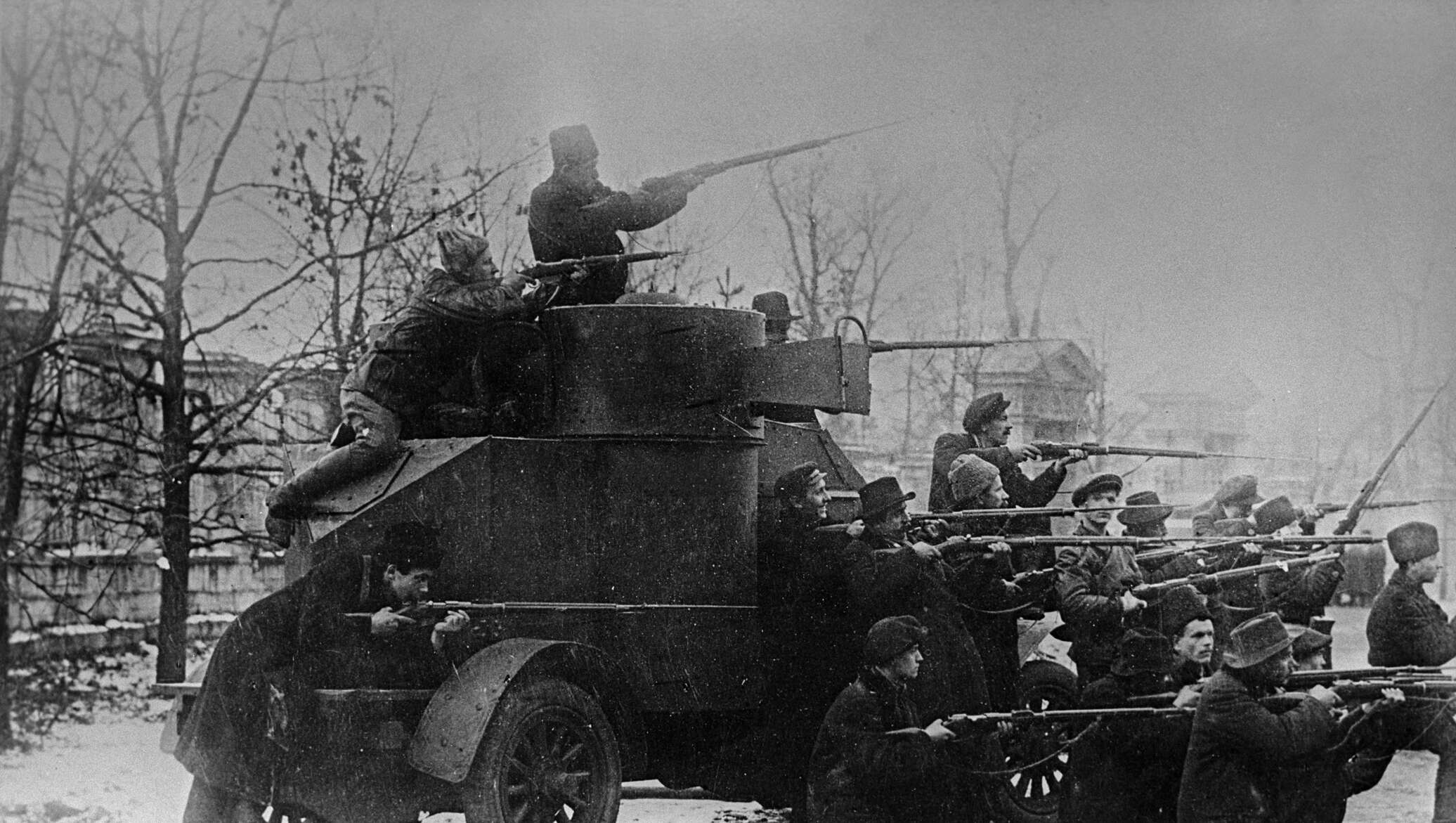 Большевик выступивший против вооруженного восстания 1917. Восстание в Петрограде 1917. Октябрьское вооружённое восстание в Петрограде. Бронеавтомобиль Остин Путиловский 1917 года.