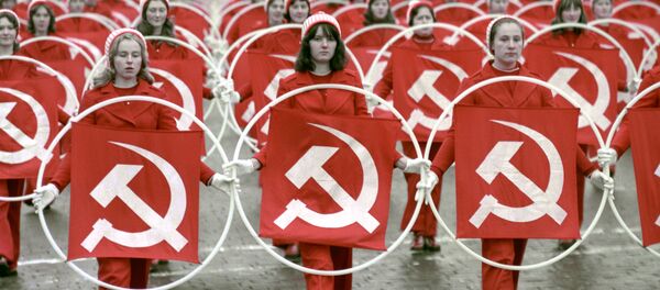 Физкультурники на Красной площади во время празднования 58-й годовщины Великой Октябрьской социалистической революции, 1975 год - Sputnik Молдова