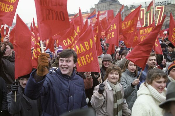 Празднование 68-й годовщины Великой Октябрьской социалистической революции на Красной площади, 1985 год - Sputnik Молдова