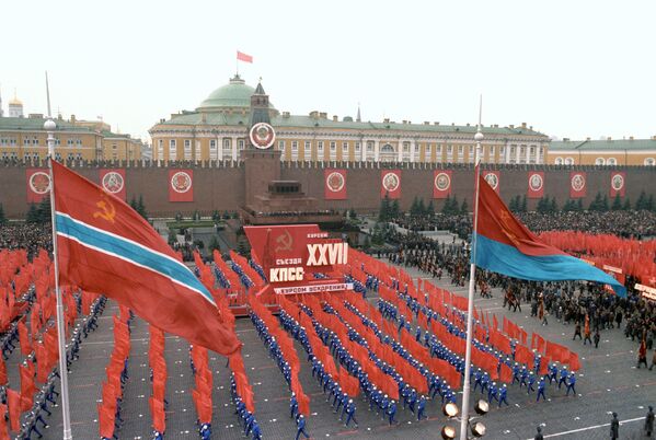 Выступление физкультурников во время празднование 69-й годовщины Великой Октябрьской социалистической революции на Красной площади, 1986 год - Sputnik Молдова