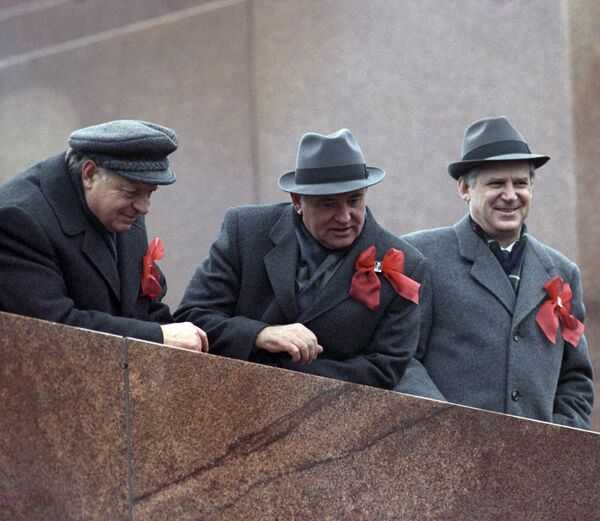 Генеральный секретарь ЦК КПСС Михаил Горбачев на трибуне Мавзолея Ленина на Красной площади в день празднования 72-ой годовщины Великой Октябрьской социалистической революции, 1989 года - Sputnik Молдова