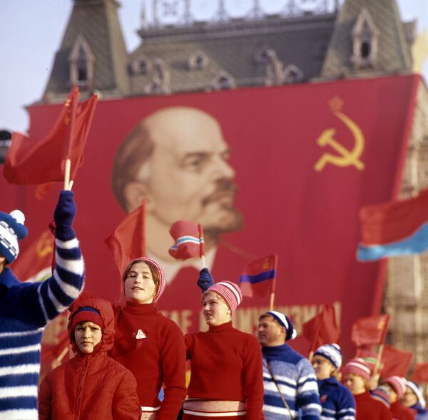 Физкультурный парад на Красной площади в день 50-летия Великой Октябрьской социалистической революции - Sputnik Молдова