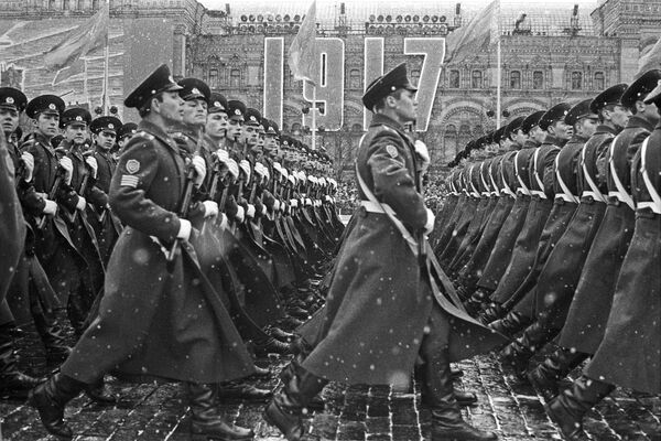 Курсанты военного училища на параде на Красной площади в 54-ю годовщину Великой Октябрьской социалистической революции, 1971 год - Sputnik Молдова