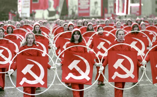 Физкультурники на Красной площади во время празднования 58-й годовщины Великой Октябрьской социалистической революции, 1975 год - Sputnik Молдова
