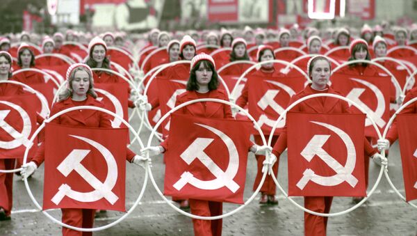 Физкультурники на Красной площади во время празднования 58-й годовщины Великой Октябрьской социалистической революции, 1975 год - Sputnik Moldova-România