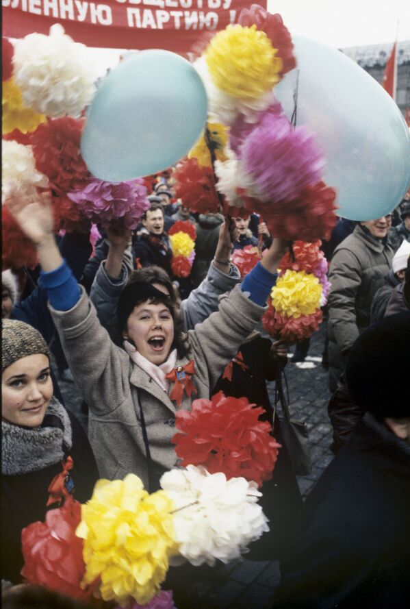 Участники демонстрации на Красной площади в День празднования 72-ой годовщины Великой Октябрьской социалистической революции, 1989 год - Sputnik Молдова